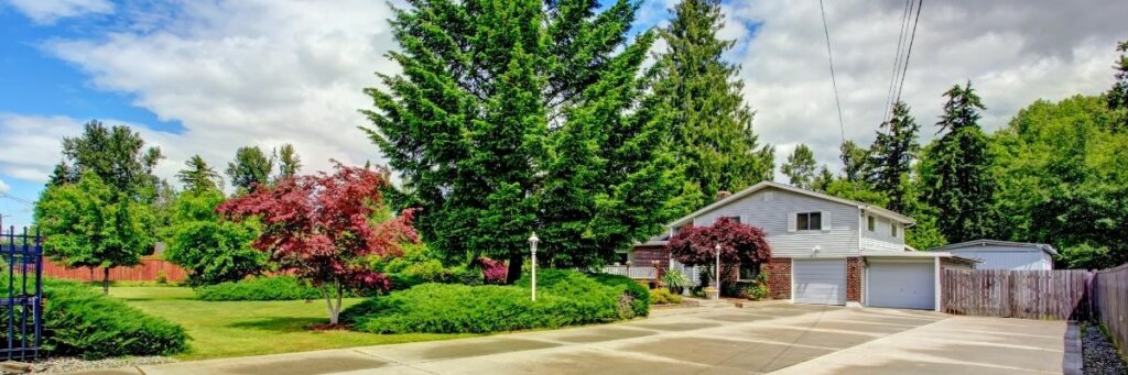 House in Everett washington surrounded by land