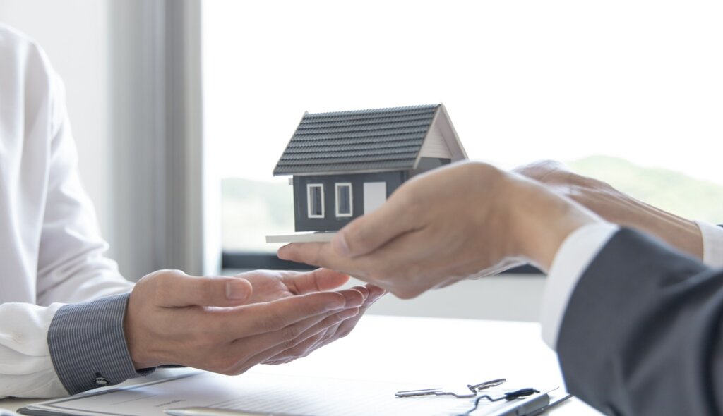 Why Local Cash Buyers in Houston Are More Reliable Than National Companies