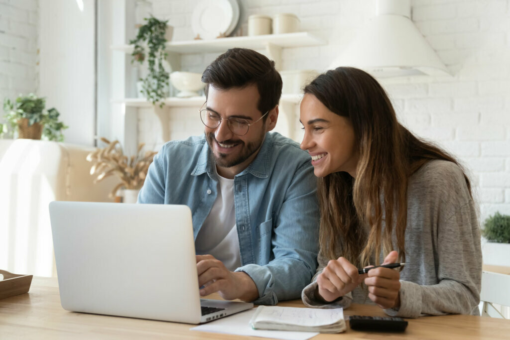 couple-with-laptop