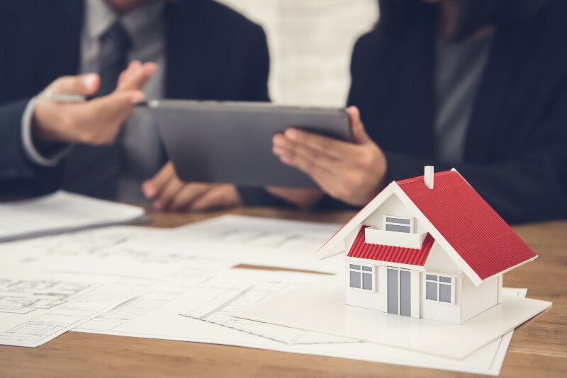 A real estate agent and a homeowner calculate appraisal costs Boise, ID.