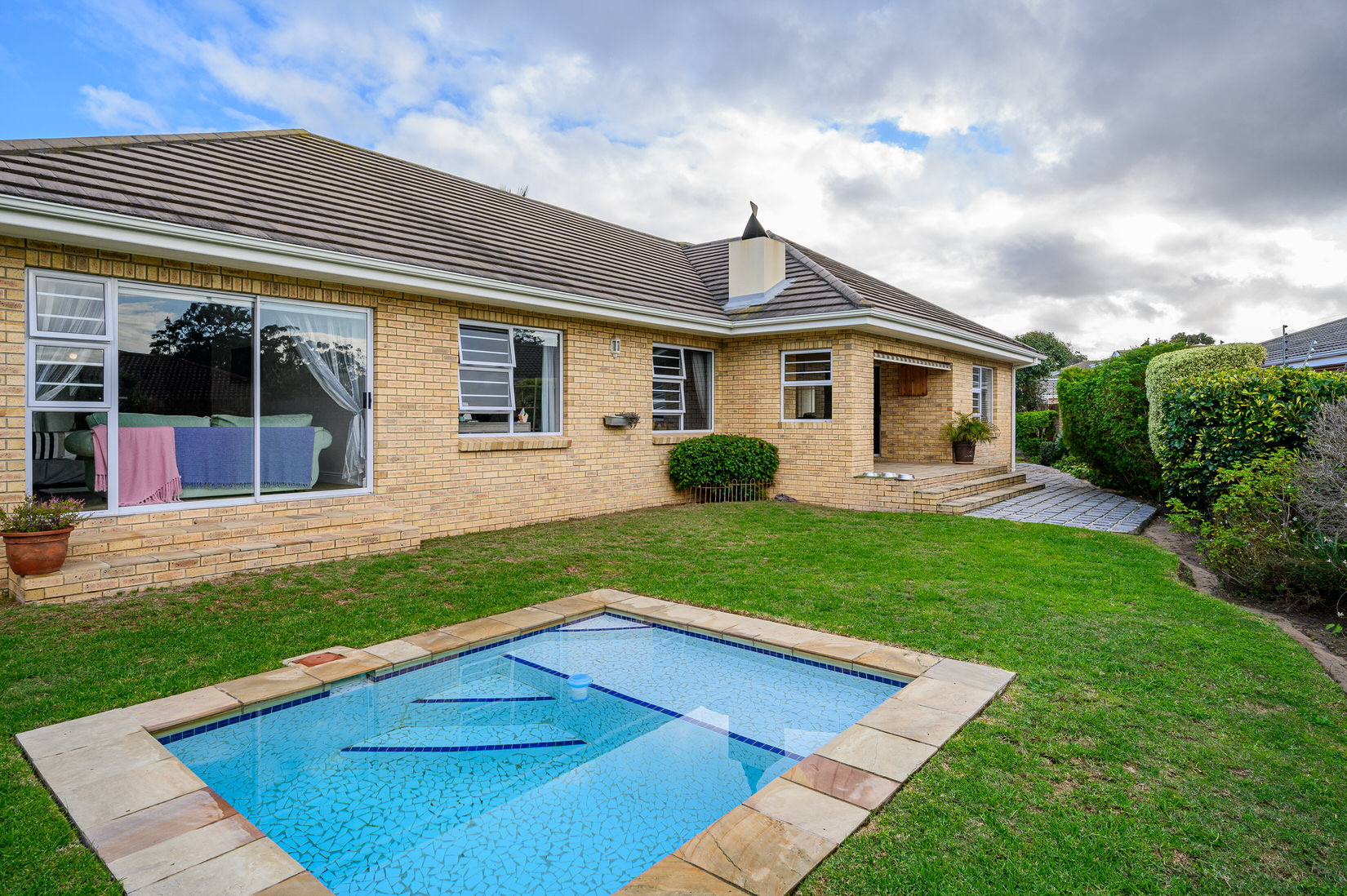 3 Bedroom House for Sale in Weybridge Park, PortElizabeth. Louw