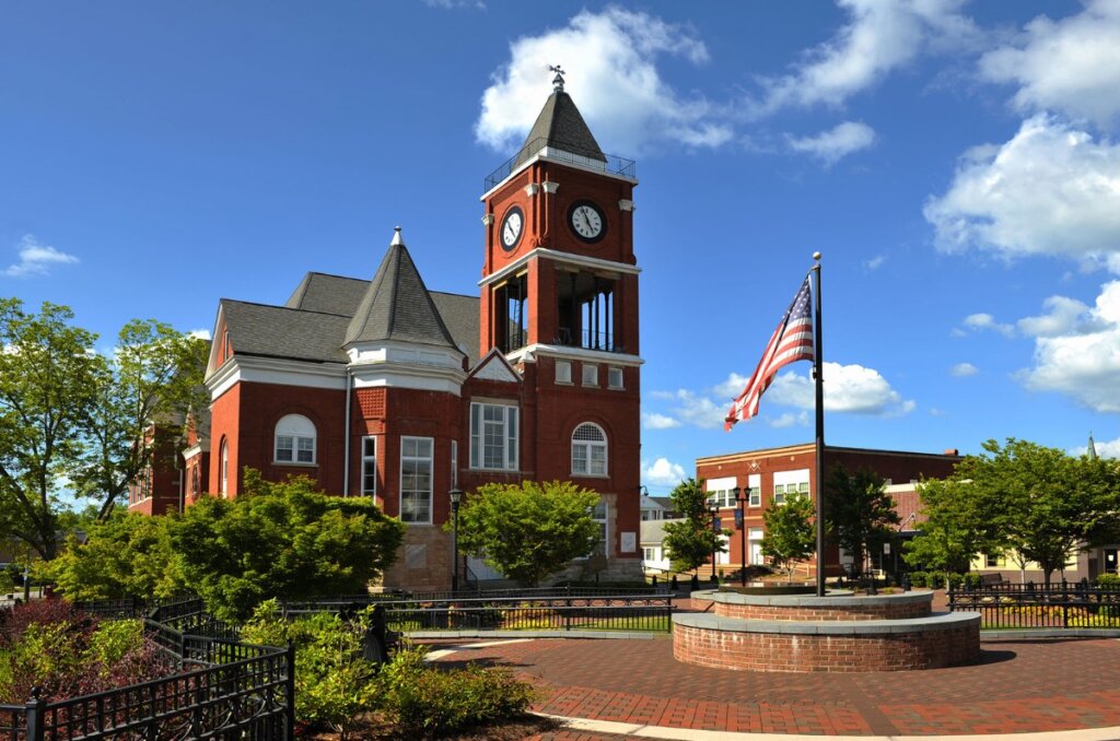 A photo of the old courthouse in downtown Dallas, Georgia.