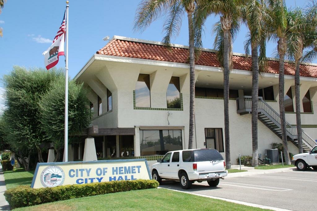 We buy ugly houses in Hemet and all areas of Riverside County and San Bernardino County. Cash home buyers in Hemet.