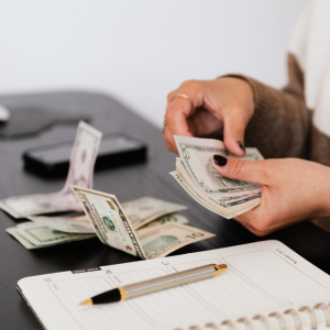 Who covers closing costs when selling a house In Michigan
