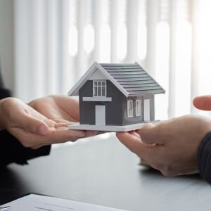 How Long May a Seller Stay in the House After Closing In 