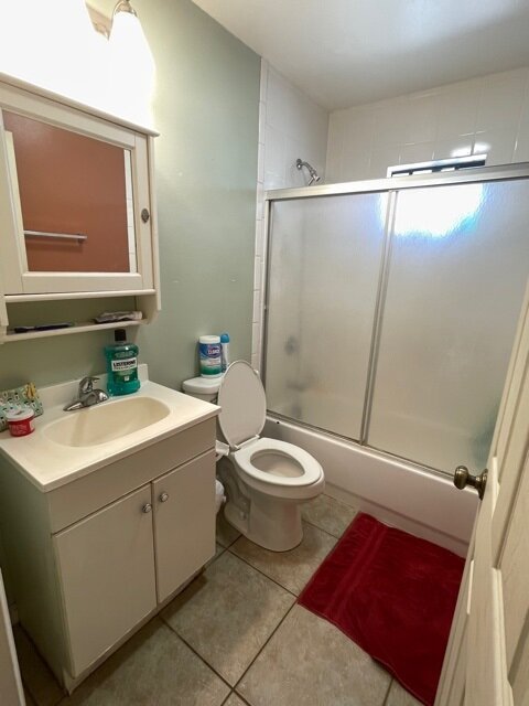 Dated bathroom in a Kihei, HI house