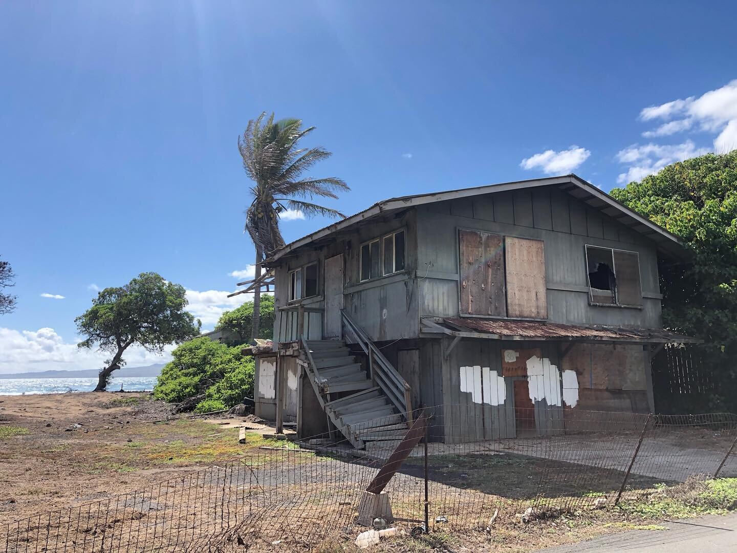 Oceanfront house in Waiehu, Hawaii that needs major repairs and probably just needs to be bulldozed and rebuilt 