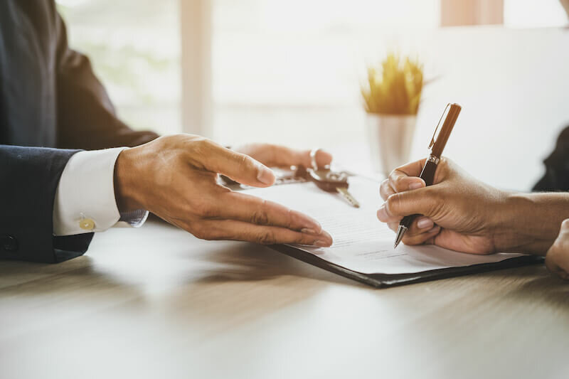 contract signing for the sale of a house for cash
