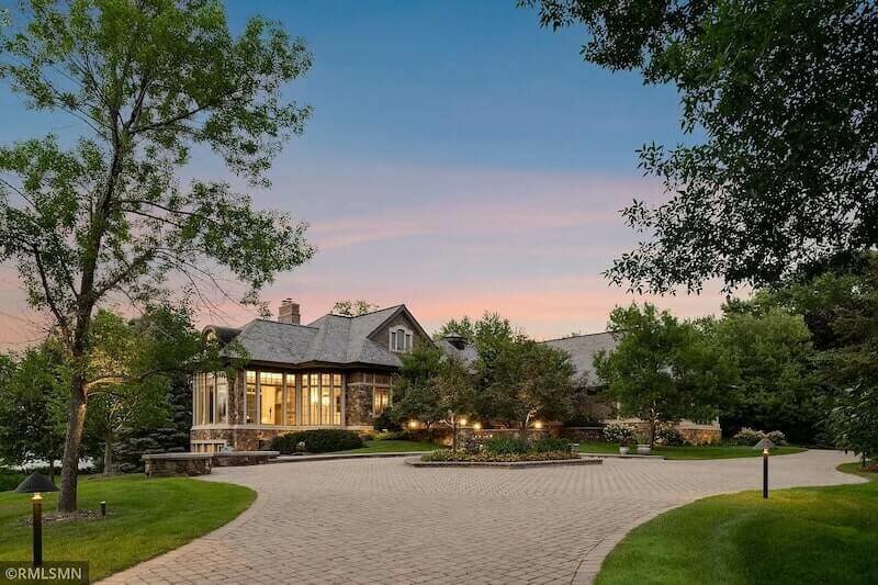 60 Clay Cliffe Dr, Excelsior, MN 55331