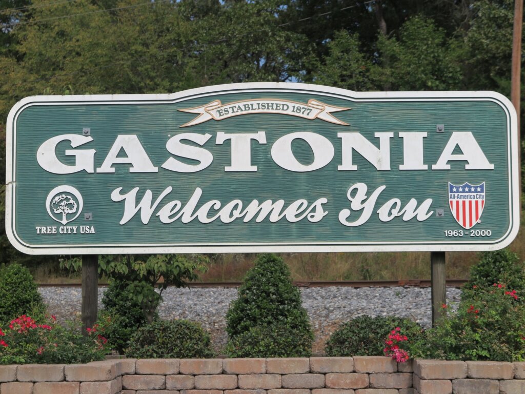 We buy houses in Gastonia NC picture of welcome to town sign.