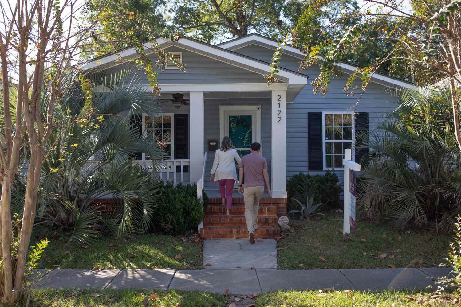 Cash Home Buyers vs Real Estate Agents: Which Is Better in Today’s Market?