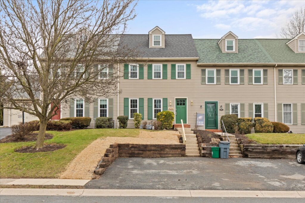 425 Deerfield Dr, Mount Joy, PA 17552