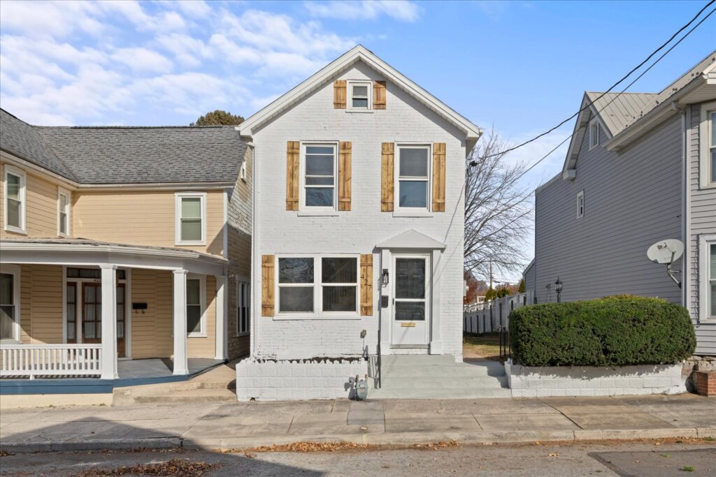 427 E Washington St Home
