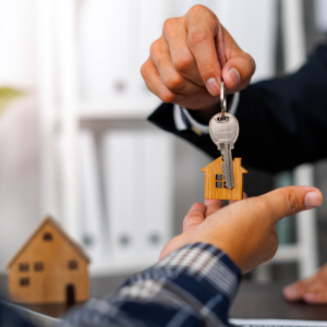How Long May a Seller Reside in the House After Closing In Los Angeles