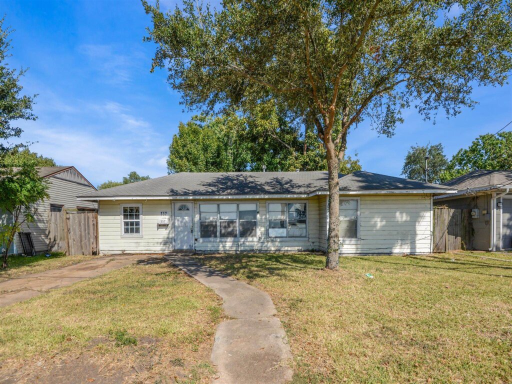 Front of a Houston home that we bought fast with cash.