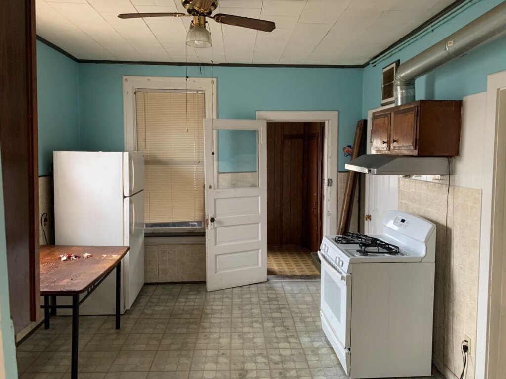 Bridgeport Chicago 6 unit building before renovation.