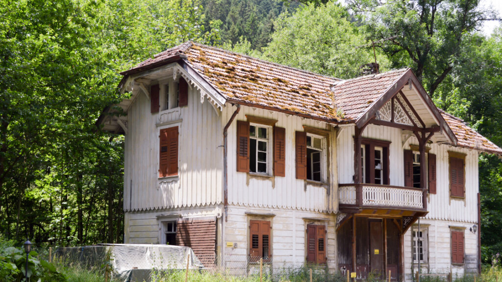 unhabitable house in Stockton California