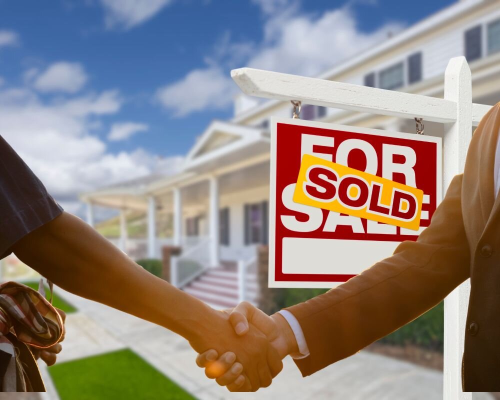Homeowner and cash buyer handshake quick and hassle-free sale benefits.