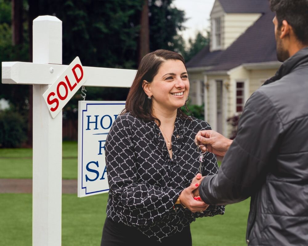Cash buyer and seller shaking hands in front of a new home, illustrating a deal without appraisal requirements