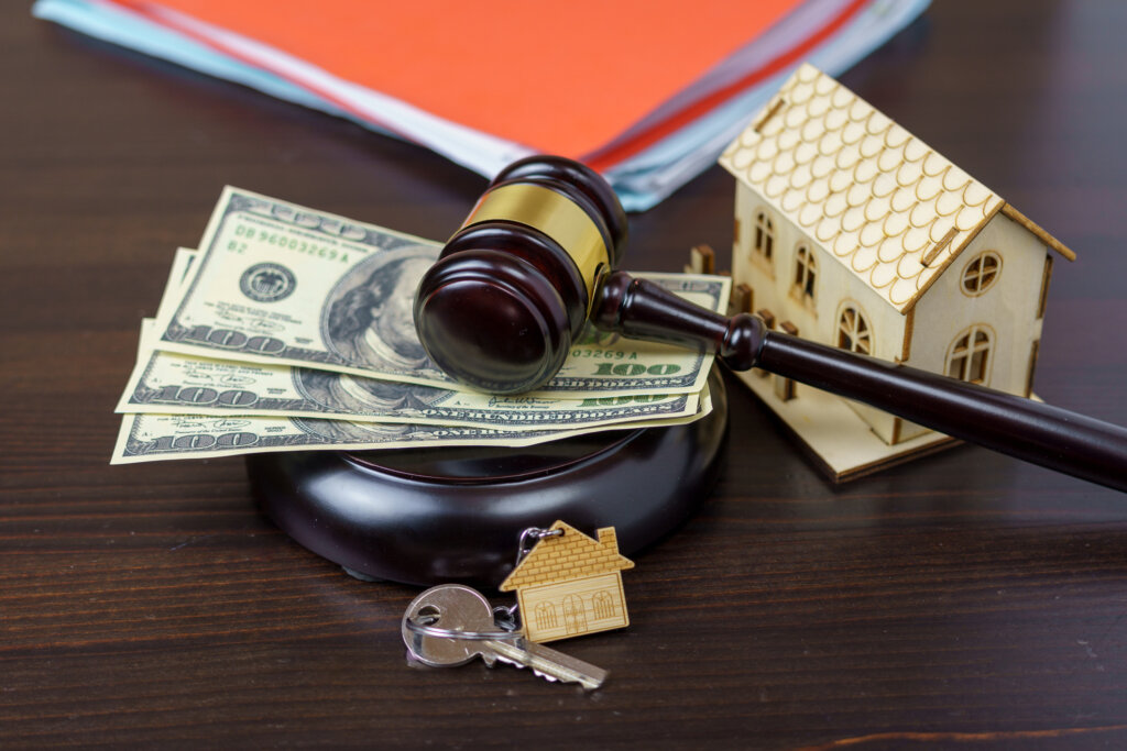 Gavel and keychain symbolizing divorce 