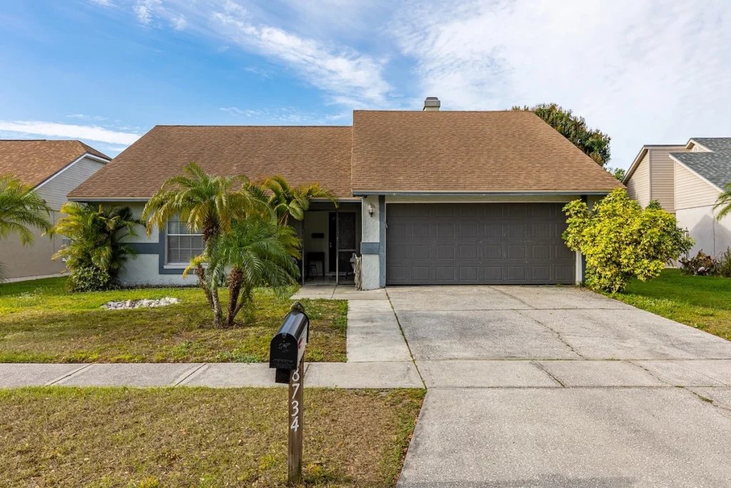 Image of Tampa house from the front yard
