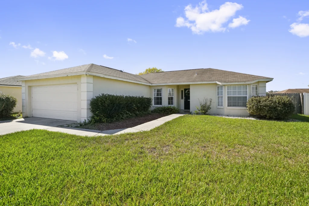 Exterior of Brandice's Lakeland, Florida home on Merlot Drive, sold as-is to Florida Cash Home Buyers.