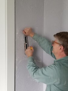 Eric of Anna Buys Houses DIY project p a property.