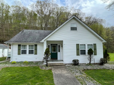 Exterior of 405 Left Fork Fudges Creek in Milton, West Virginia