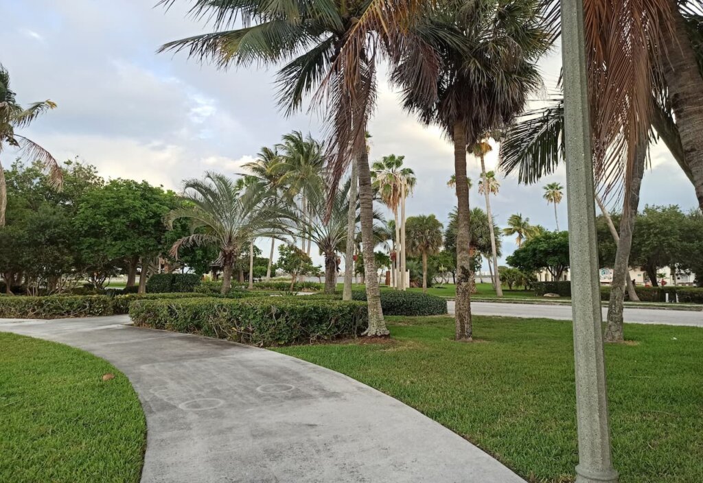 Selling a home the “normal” way can quickly become a waiting game — and an expensive one. Here’s what the standard approach typically involves:
6% in agent commissions
Staging, repairs, and professional photography
Multiple open houses and countless private showings
Buyers pulling out at the last second
Delays tied to appraisals, inspections, or lender approvals
And even after all of that, many sellers still end up negotiating on price or footing the bill for last-minute repairs. For homeowners with busy lives, upcoming moves, or properties that need work, that process just isn’t practical.