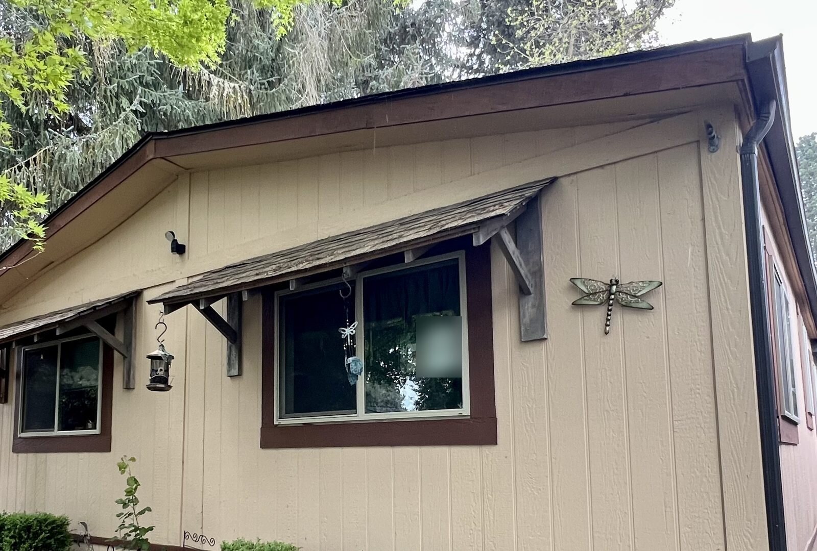 Front of a double-wide manufactured home in Albany, Oregon, before the sale