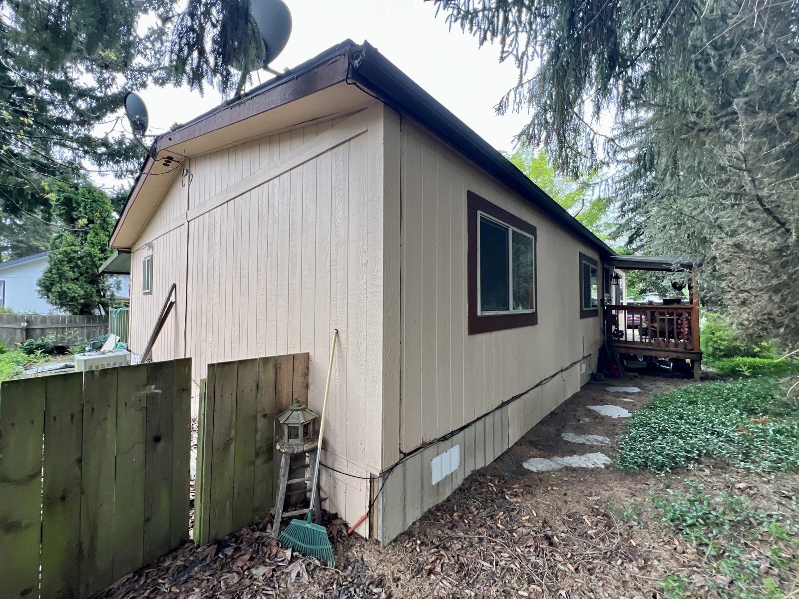 Side yard and fence along the Albany manufactured home