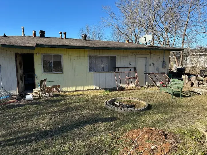 Old house with an unmaintained yard in Guntersville, AL — we buy homes in any condition