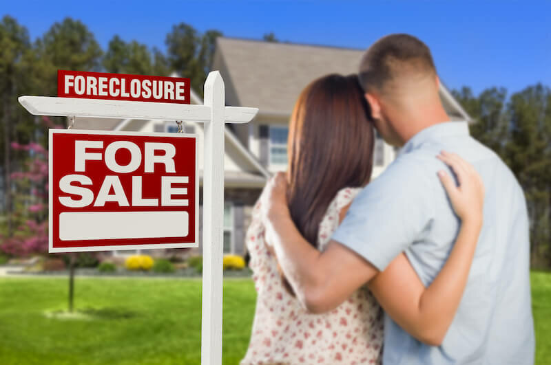 a couple selling their house under foreclosure