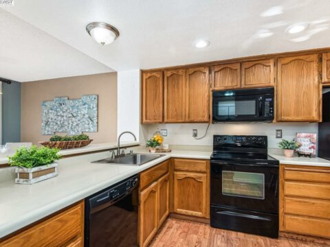 321 Marie Cmn kitchen