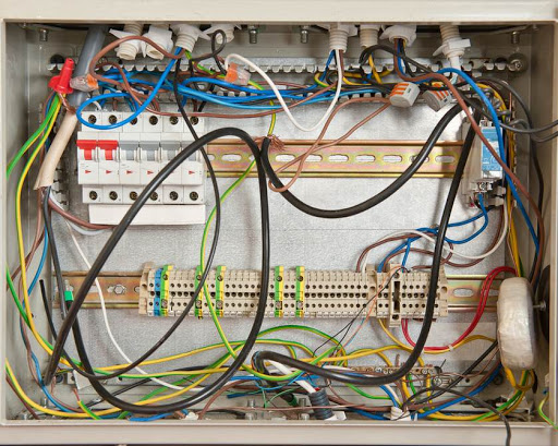Picture of bad wiring. If you're trying to sell your house fast, this can be a big issue.