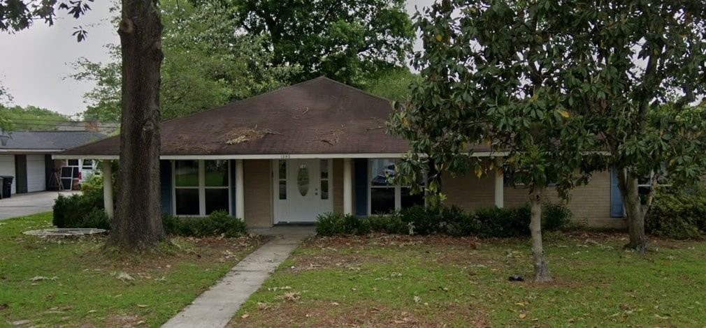 A front lawn of a house | House Buying Company