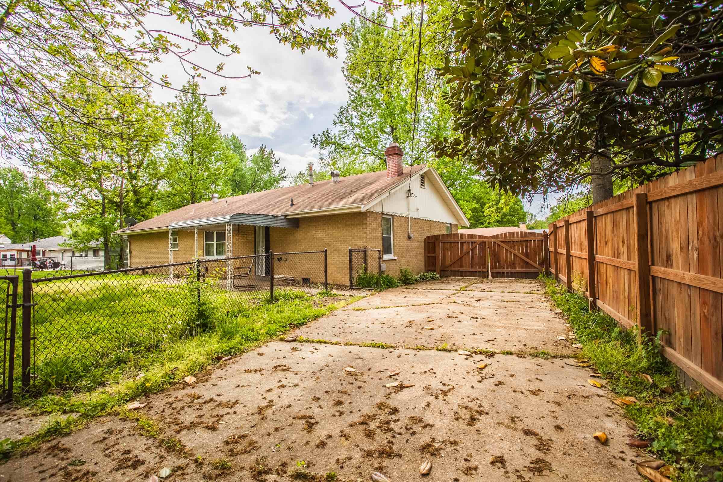 we buy Olivette houses