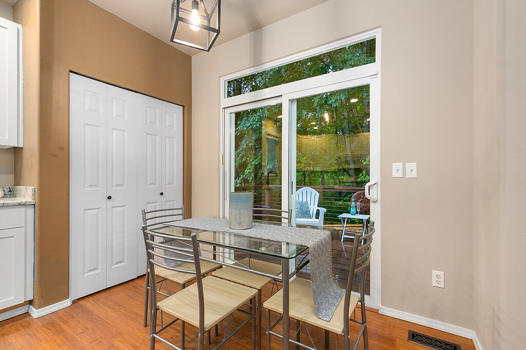 Eat In Kitchen - 2908 153rd St SW - Lynnwood WA 98087