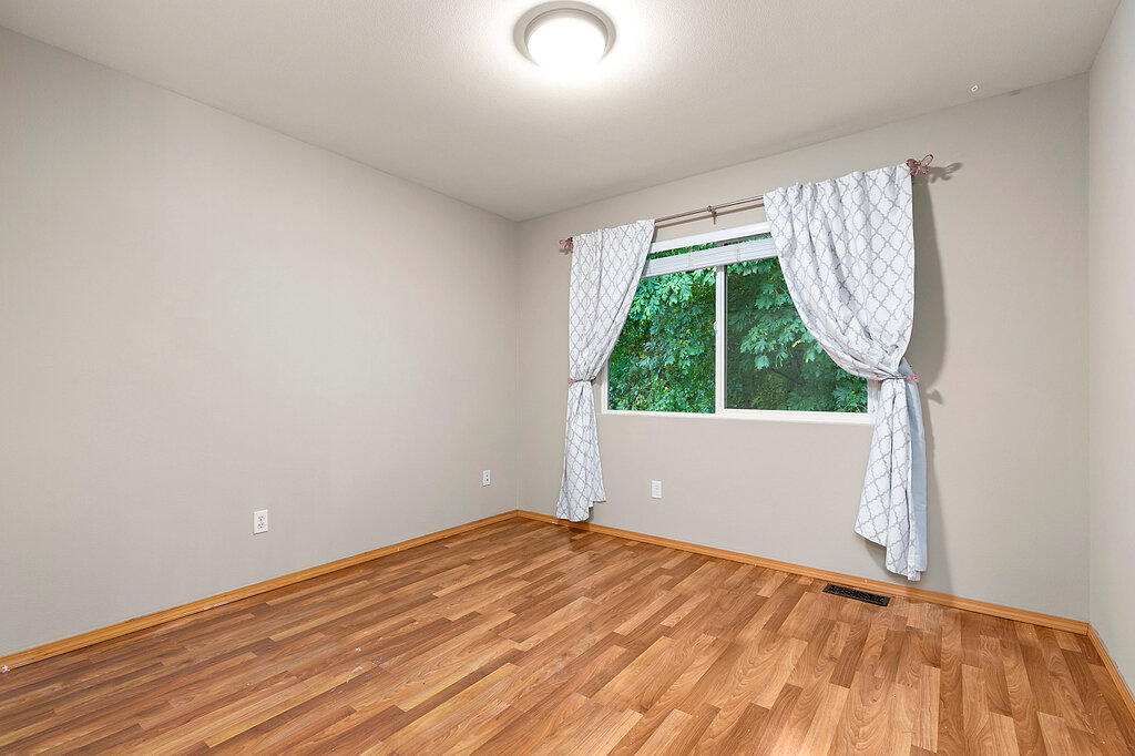 Plenty of Bedroom Space in This Lynnwood Home For Sale