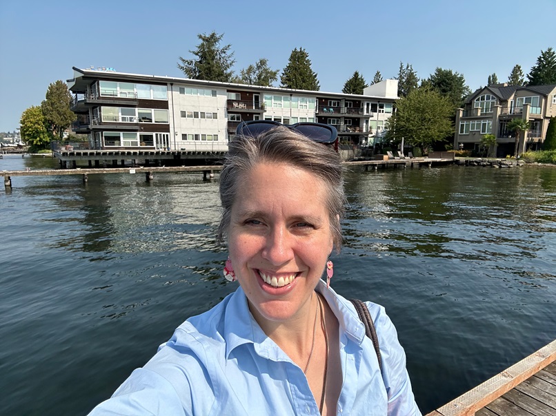 Standing on the Kirkland Pier with Lake Washington stretching out in the background, I’m surrounded by the serene beauty of Kirkland's waterfront.