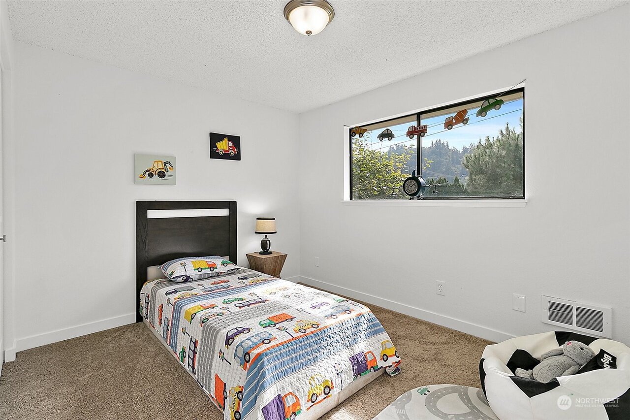 Cozy second Bedroom in a home along Renton Maple Valley Highway
