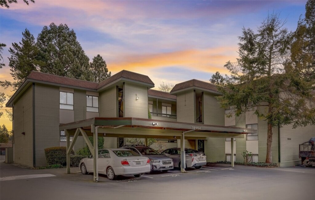 Condo in Shoreline For Sale (front view)