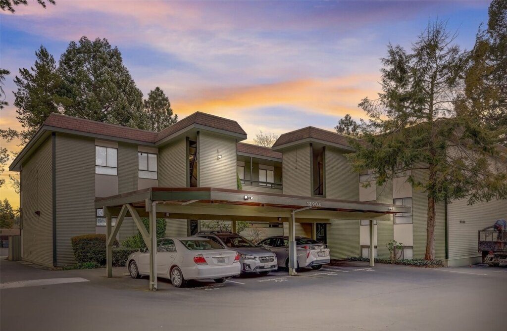 Garden-level Condo in Shoreline For Sale (front view)