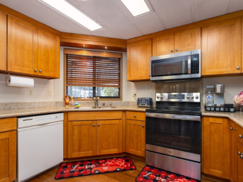 Mobile Home in Everett WA - Kitchen