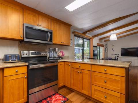 Mobile Home in Everett WA - Kitchen2