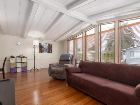 Mobile Home in Everett WA - Living Room3
