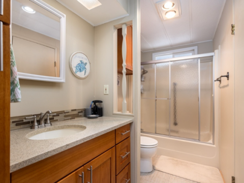 Mobile Home in Everett WA - bathroom 2