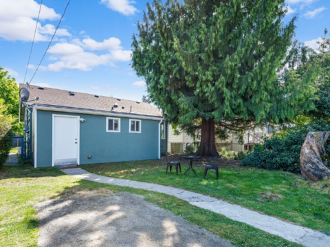 2-Bedroom Home in Seattle - Backyard