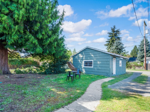 2-Bedroom Home in Seattle - Backyard2
