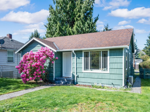 2-Bedroom Home in Seattle - Backyard3